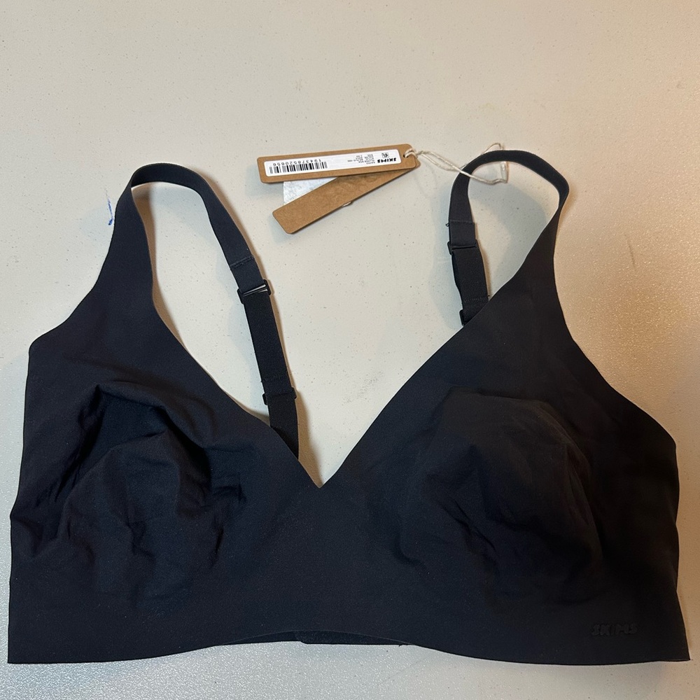 SKIMS Midnight Black Seamless Bra - Picture 2 of 6